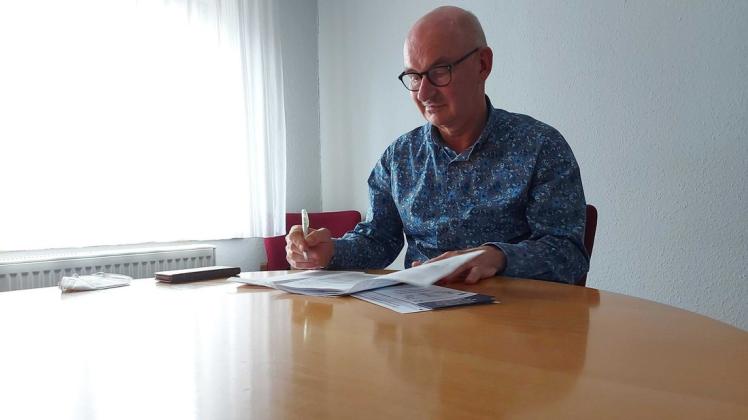 Seit drei Jahren schlichtet Jürgen Haase Nachbarschaftsstreits im Amt Neukloster-Warin. Nun zieht er weg und es wird ein Nachfolger gesucht.