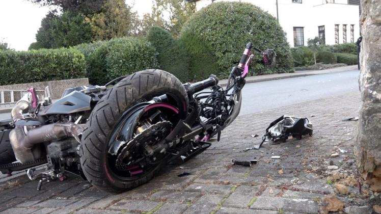 Der schwere Unfall hat sich in Dissen am Sonntagnachmittag ereignet. Auf Anordnung der Staatsanwaltschaft Osnabrück wurde das Motorrad beschlagnahmt.
