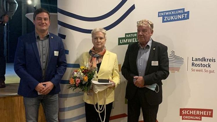 Landrat Sebastian Constien (l.) und der Kreissportbundvorsitzende Uwe Neumann ehrten Pia Hasenjäger vom Gnoiener SV 24.