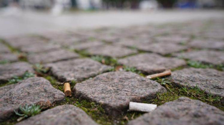 Weggeschmissene Zigarettenkippen zersetzen sich nach Auskunft der Hüggelcleander in Hasbergen erst nach vielen Jahren.