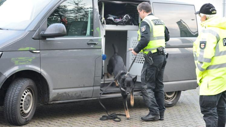 Wie schon am Freitag vergangener Woche kam auch jetzt ein Fährtenhund der Polizei zum Einsatz.