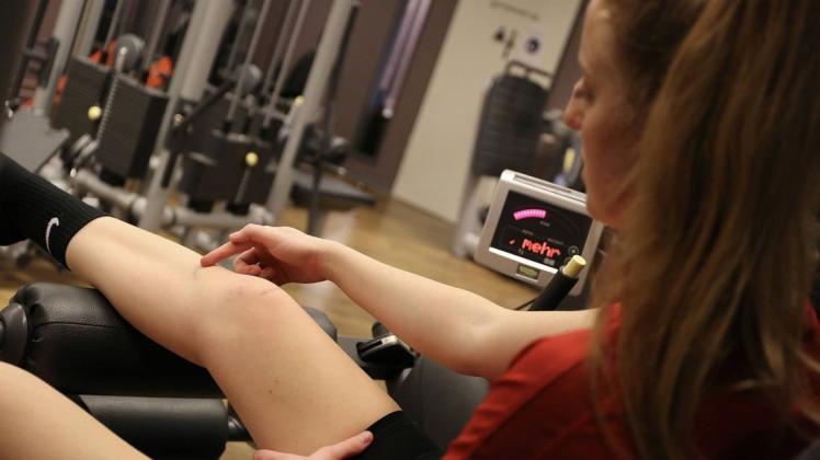 Frauen, wie hier Irlands Fußball-Nationalspielerin Emily Kraft, haben ein höheres Risiko für Kreuzbandrisse.