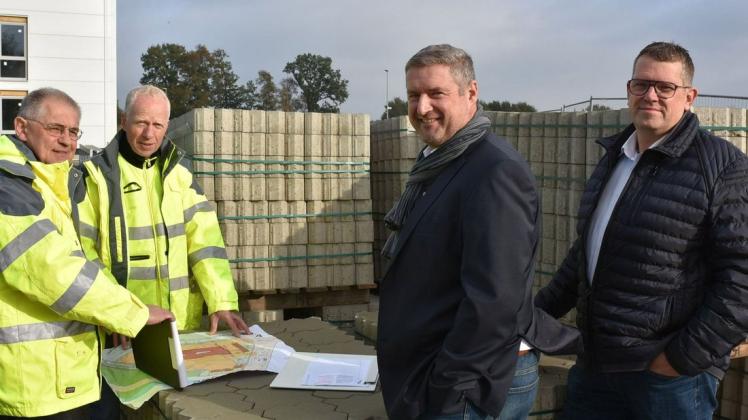Der Kiesel-Neubau an der A31 in Lohne nimmt Formen an: (von links) Projektentwickler Christoph Kreutzmann, Architekt Ludger Fehren sowie Nic Hofschröer und Gert Wussow vom Unternehmen Kiesel.