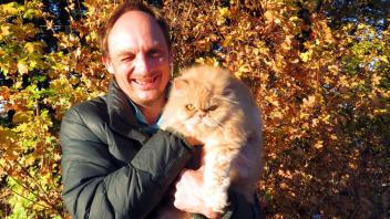 Ein echter Löwe unter den Katzen: Angora-Kater Leo mit Herrchen Thilo Schwarz.