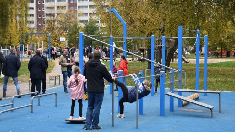 Am Mittwoch offiziell übergeben: der neue Generationen-Spielplatz in der Stockholmer Straße im Rostocker Stadtteil Lütten Klein. Am Mittwoch offiziell übergeben: der neue Generationen-Spielplatz in der Stockholmer Straße im Rostocker Stadtteil Lütten Klein.