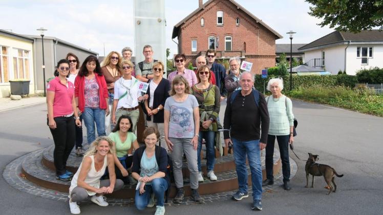 Eine erste Spendenwanderung der Aktionsgruppe startete vor kurzem am Meller Bahnhof. Initiiert wurde ihre Gründung von Kerstin Terkhorn (vorne links).