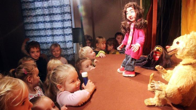 Marionettentheater „TraumFleck“ zu Gast im Pfarrhaus in Goldberg. Die Mädchen und Jungen des Kindergartens „Stiftung Rohlack“ sind begeistert und durften sich am Schluss von ihren Figuren verabschieden.