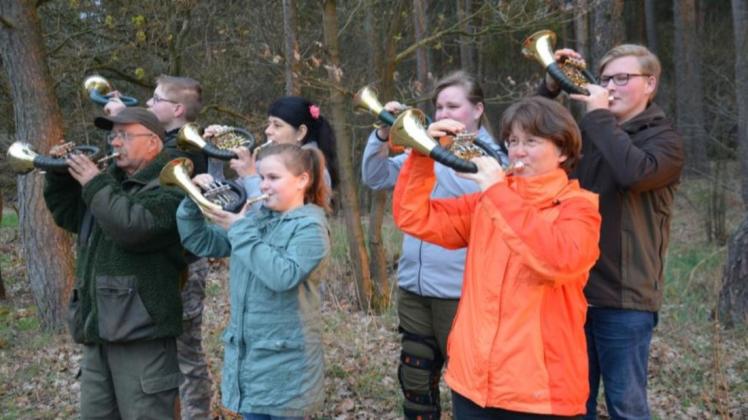 Die Parforcehorn-Bläser aus Dömitz-Malliß spielen am Sonntag im Eichenkrug Domsühl.