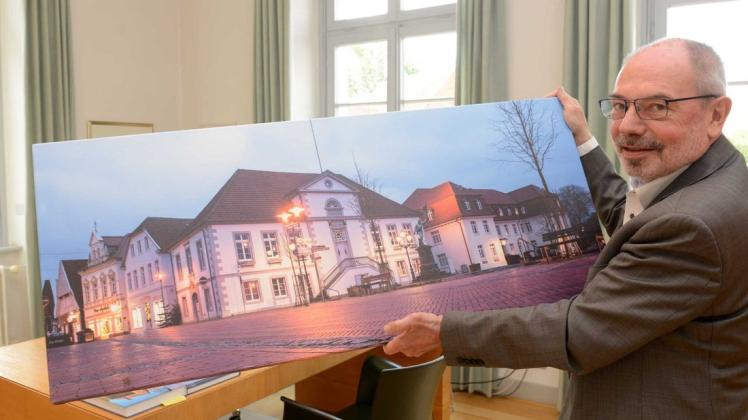 Gefallen hat Samtgemeindebürgermeister Claus Peter Poppe an diesem großformatigen Foto vom Quakenbrücker Rathaus gefunden, das zur 200-Jahr-Feier des Gebäudes entstand.