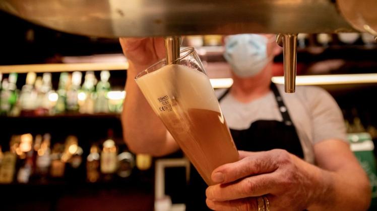 Wird ab kommenden Jahr teurer: Bier aus Lübz und Rostock.