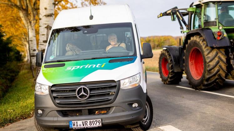 In der Region Hannover ist seit Juni der sogenannte Sprinti unterwegs. Die Idee hinter dem Konzept: Ein flexibleres Angebot am Vormittag und Mittag, zwischen den großen Fahrgastaufkommen am Morgen und Nachmittag, wenn die Schul- und Berufspendler unterwegs sind.