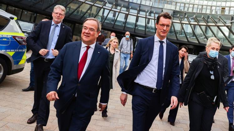 Schweres Erbe: Hendrik Wüst (2. von rechts) ist zum Nachfolger von NRW-Ministerpräsident Armin Laschet gewählt worden.