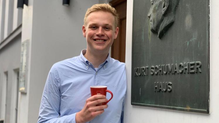 Der 24-jährige Jakob Blankenburg (SPD), hier vor dem Kurt-Schumacher-Haus in Hannover, ist der jüngste Wahlkreisabgeordnete in Deutschland.