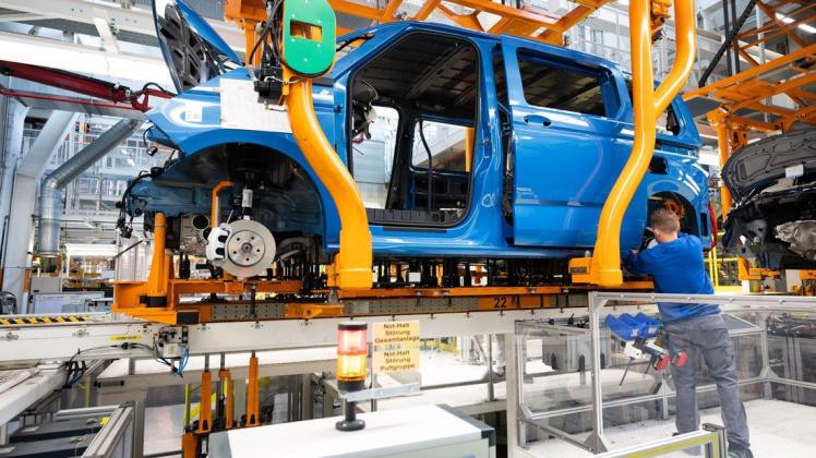 Vor allem die Autoindustrie leidet zur Zeit unter den Lieferengpässen. Der Mangel an Rohstoffen und Vorprodukten hat jetzt auch dazu beigetragen, dass die Bundesregierung ihre Wachstumsprognose senken musste.