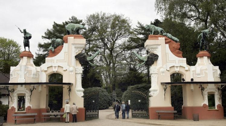 Das alte Eingangstor und Wahrzeichen im Tierpark Hagenbeck. Der frühere französische Fußball-Nationalspieler Karembeu fordert vom Tierpark Hagenbeck Aufklärung über die sogenannten Völkerschauen.