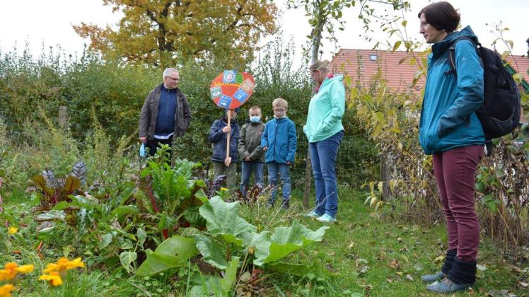 Im Schulgarten berichten Wilhelm, Ludwig und Karl (v. l.) davon, wie groß ihr selbst errechneter CO2-Fußabdruck ist. Carsten Hammer und Kathleen Veit von der Landesarbeitsgruppe Bildung für nachhaltige Entwicklung werden von den Schülern herumgeführt. Im Schulgarten berichten Wilhelm, Ludwig und Karl (v. l.) davon, wie groß ihr selbst errechneter CO2-Fußabdruck ist. Carsten Hammer und Kathleen Veit von der Landesarbeitsgruppe Bildung für nachhaltige Entwicklung werden von den Schülern herumgeführt.