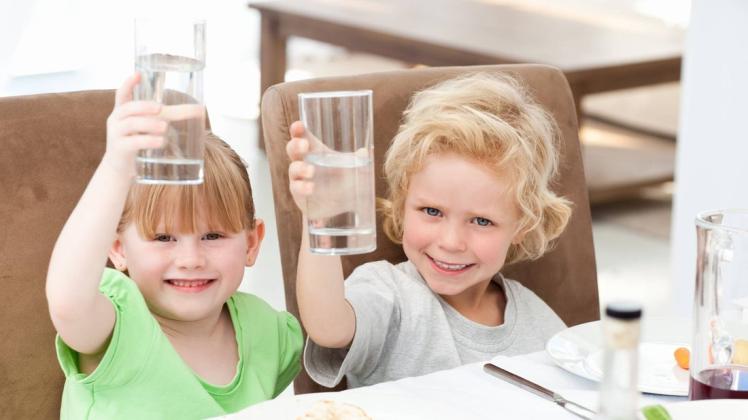 Trinken Ihre Kinder genug? Es gibt eine einfache Faustregel, um es zu überprüfen.