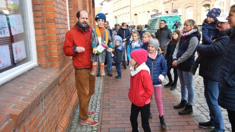 Zusammen mit dem Puppen-Trommler zeigte „Kultursegel“-Chef Karl Heinrich Wendorf (l.) den Besuchern die Kunstwerke in den Schaufenstern.