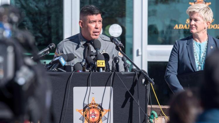 Adan Mendoza (links), Sheriff von Santa Fe County, und die Bezirksstaatsanwältin von Santa Fe, Mary Carmack-Altwies,