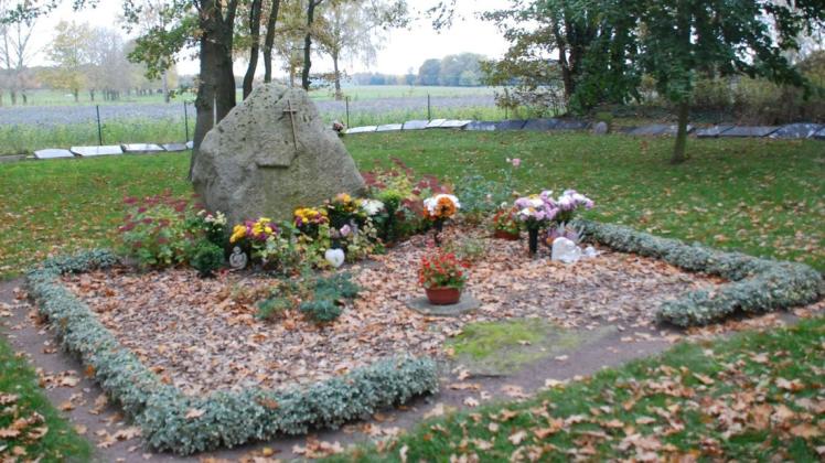 Seit 2010 sind auf dem Berger Friedhof auch anonyme Urnenbestattungen möglich. Die Fläche ist von alten Grabsteinen beräumter Grabstätten eingefasst. Seit 2010 sind auf dem Berger Friedhof auch anonyme Urnenbestattungen möglich. Die Fläche ist von alten Grabsteinen beräumter Grabstätten eingefasst.