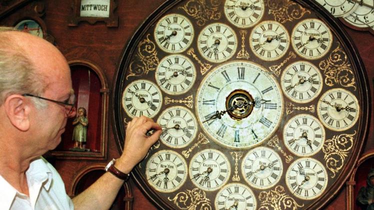 Gute alte Zeit: Der 2017 verstorbene Richard Menke, einst Uhrmachermeister im Deutschen Uhrenmuseum in Furtwangen im Schwarzwald-Baar-Kreis, stellt die Nollsche Weltzeituhr um. In der Uhr gibt es 17 Zifferblätter - ob das für die EU reicht?