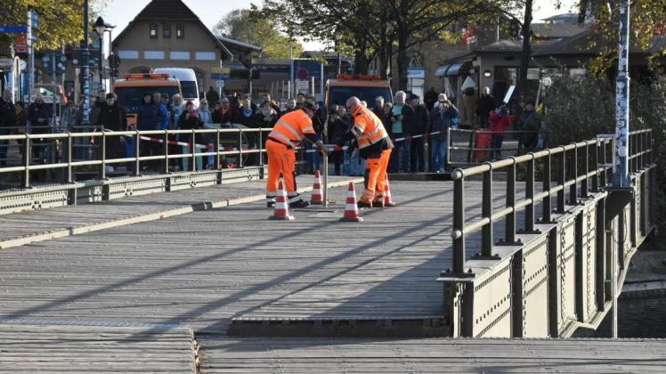 Zwei mal im Jahr werden die Wartungsarbeiten an der Warnemünder Bahnhofsbrücke durchgeführt.