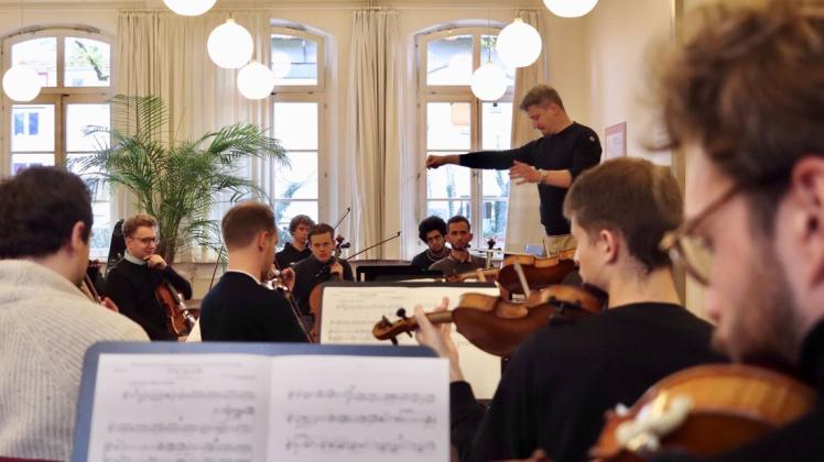 Nach langer Corona-Zwangspause probt das Städtische Orchester unter Dirigent Adrian Rusnak aktuell für ein Konzert in Bremerhaven am 31. Oktober.