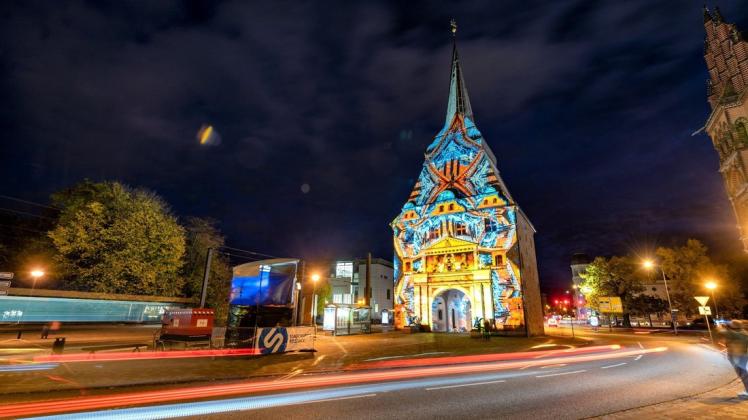 Wie im vergangenen Jahr sollen während der Lichtwoche markante Gebäude der Innenstadt, wie beispielsweise das Steintor, wundervoll illuminiert werden. Wie im vergangenen Jahr sollen während der Lichtwoche markante Gebäude der Innenstadt, wie beispielsweise das Steintor, wundervoll illuminiert werden.