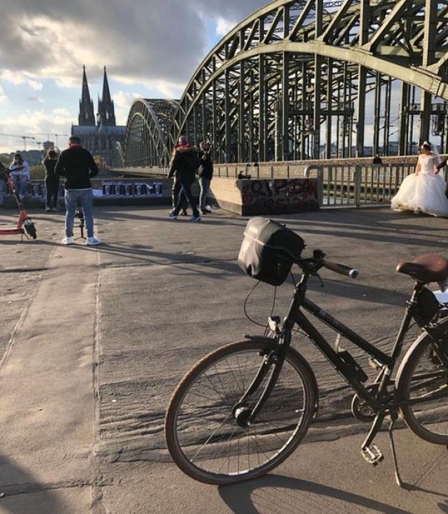 Panne mit Ausblick: In Köln musste Anne Tessmer erstmal ihren Reifen flicken.