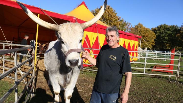 Der sanftmütige Riese „Colonel“ und Chef Joschi Ortmann vom Zirkus Humberto  freuen sich ab Freitag in Hagenow auf die Besucher.
