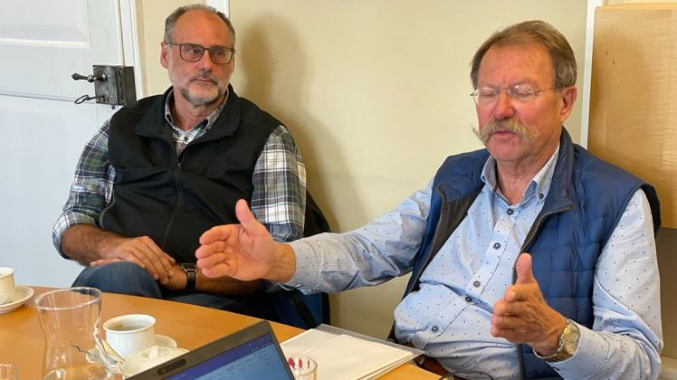 Alfred Reehuis (Grüne) und Sozialdemokrat Wilhelm Hunting (rechts) erklären, wie die rot-grün-rote Ratsmehrheit die kommenden fünf Jahre in Melle gestalten will.