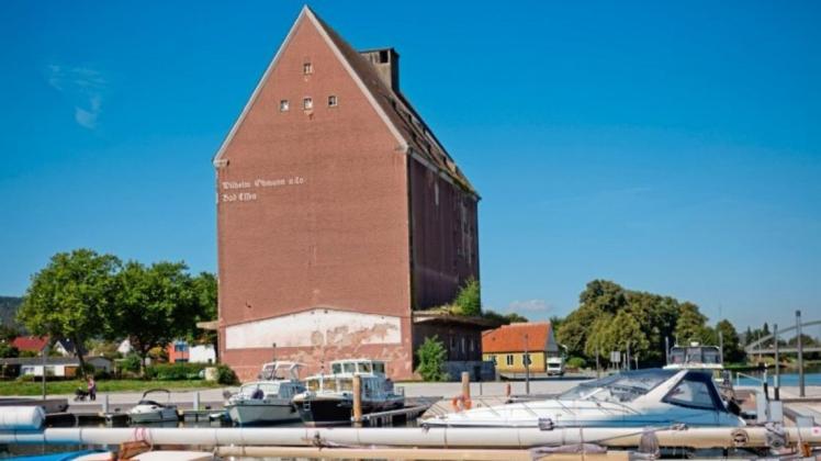 2019 abgerissen: der alte Getreidespeicher an der Marina in Bad Essen. (Archivbild)