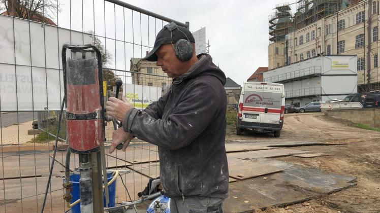 Kernbohrungen an der Schlossbaustelle: Bauwerksmeachaniker Nils Dunst bereitet das Fundament für die Gartenmauer vor. Kernbohrungen an der Schlossbaustelle: Bauwerksmeachaniker Nils Dunst bereitet das Fundament für die Gartenmauer vor.