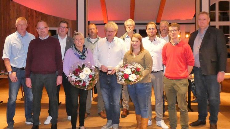 Klaus Menke (Dritter von links) und Michael Wübben von der Gemeindeverwaltung (rechts) verabschiedeten die ausscheidenden Ratsmitglieder.
