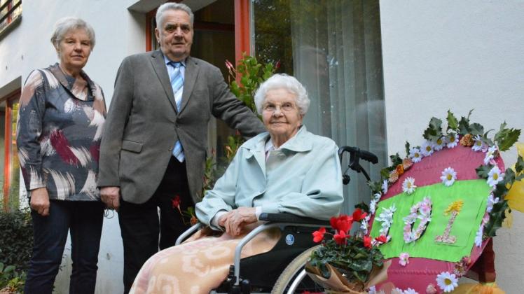 Feier zum 101. Geburtstag: Margarete Gassauer freute sich über die Glückwünsche von ihrer Tochter Brigitte Steinkopff und von Bürgermeister Günter Klink.