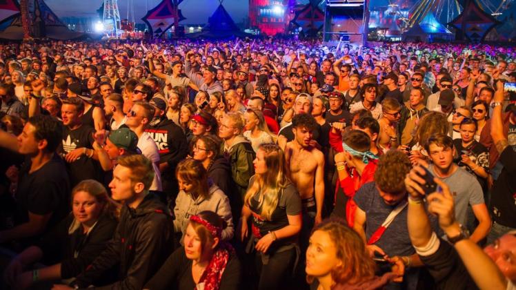 Techno-Musik, von Tausenden Fans gefeiert, das wird es am Sonnabend in Neustadt-Glewe beim Hardstyle-Fest geben. Restkarten kann man noch ergattern.