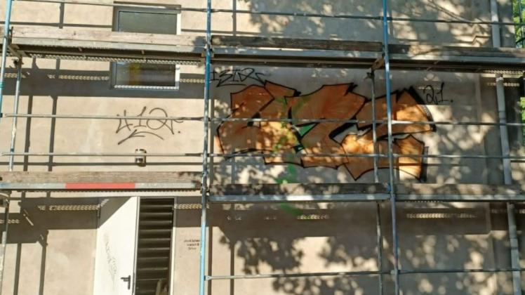 An mehr als 30 verschiedenen Stellen in Parchim haben Unbekannte in dieser Woche Graffitis hinterlassen.