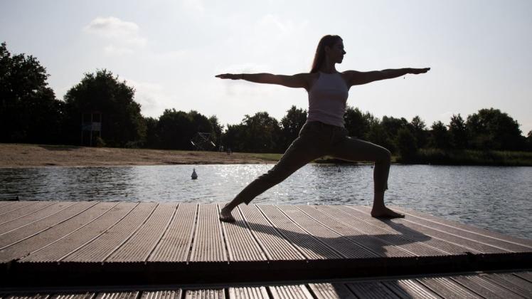Nicht am See, aber dafür am Huder Bach: Die Sportregion Delmenhorst/Oldenburg-Land bietet in der Halle des TV Hude die Fortbildung "Yoga und Meditation" an. (Symbolfoto)