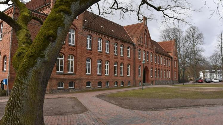Gymnasium Neukloster: Es ist zu wenig Platz in diesem Gebäude