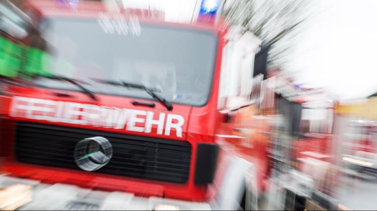 Die Feuerwehr eilte zur Gemeinschaftsschule an der Klaus-Groth-Straße, weil die Brandmeldeanlage des Gebäudes ausgelöst hatte.