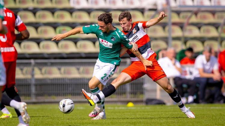 Beim 7:0-Sieg im Hinspiel war Robin Kölle (li.) gegen Altona 93 um Piet Verbeck noch dabei, anschließend fiel der Außenverteidiger des VfB Lübeck verletzt aus. Am Sonntag wird der 20-Jährige sein Comeback feiern.