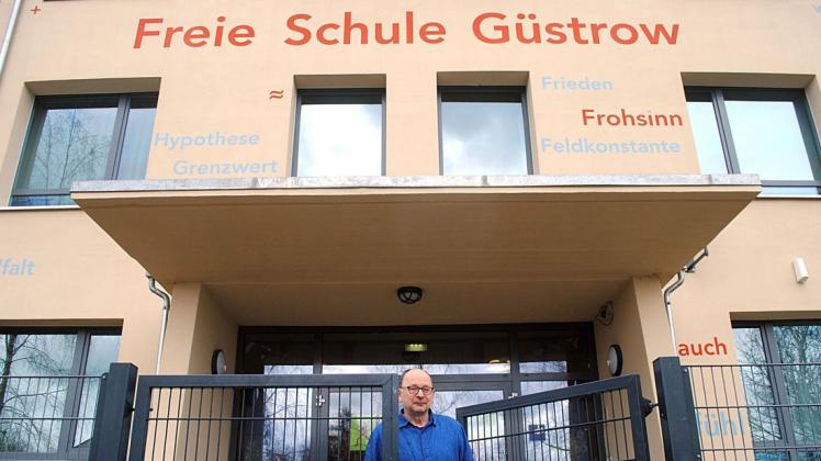 Eltern von künftigen Siebtklässlern sind eingeladen: Schulleiter Dr. Ralf Boldt vor dem Schulgebäude.