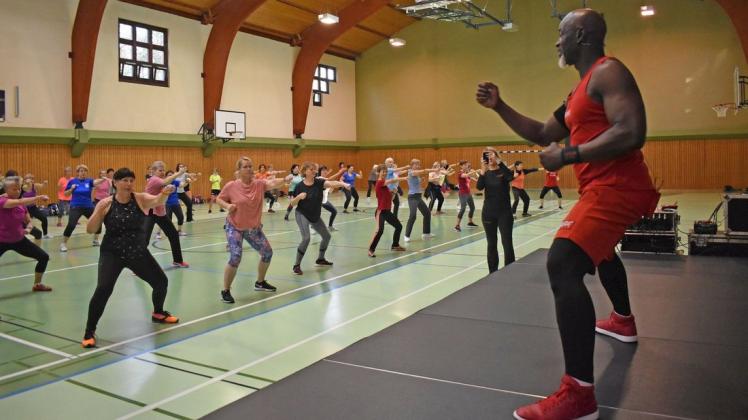 Mit viel guter Laune und schnellen Bewegung sorgte Trainer Sekou Kante für tanzende Muskeln bei den Teilnehmerinnen.