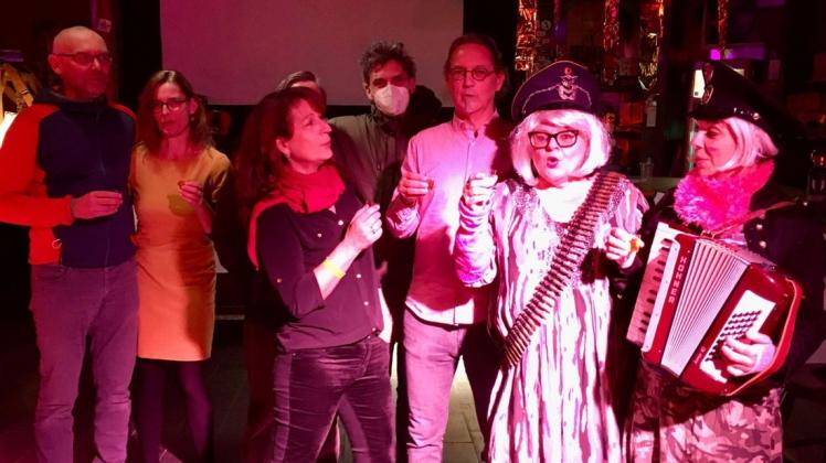 Die beiden Musikerinnen Admirabla Gaya und Commandanta Elenos brachten Mutigen im Schweriner Komplex das Jodeln bei. Zum Abschluss des Workshops gab es ein gemeinsames "Holladehi" aus der Steiermark und einen zünftigen Schnaps. Die beiden Musikerinnen Admirabla Gaya und Commandanta Elenos brachten Mutigen im Schweriner Komplex das Jodeln bei. Zum Abschluss des Workshops gab es ein gemeinsames "Holladehi" aus der Steiermark und einen zünftigen Schnaps.