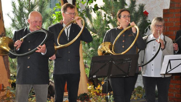 Die Parforcehornbläser der Gruppe "Elbetal" aus Dömitz sorgten während der Messe für die passende musikalische Untermalung.