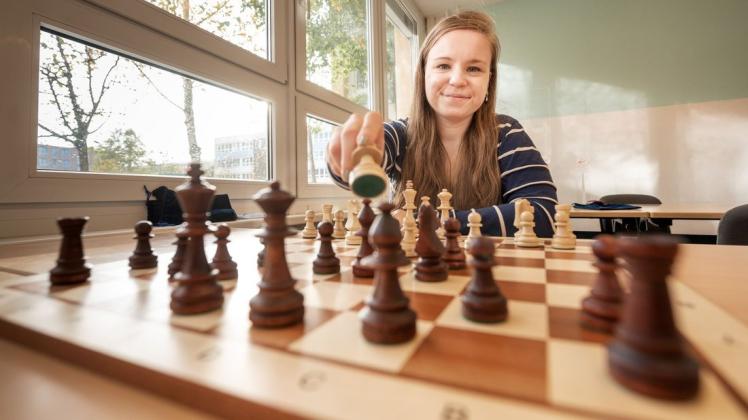 Sie leitet die Mädchen- und Frauenschachgruppe des Rostocker Vereins Think Rochade: Alina Gazizova.