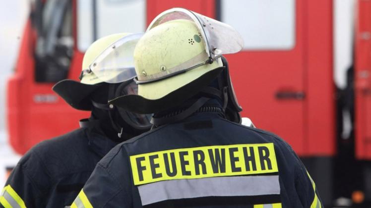 Auto und Carport brennen in Holthusen: Feuerwehr verhindert ein Übergreifen der Flammen aufs Wohnhaus.