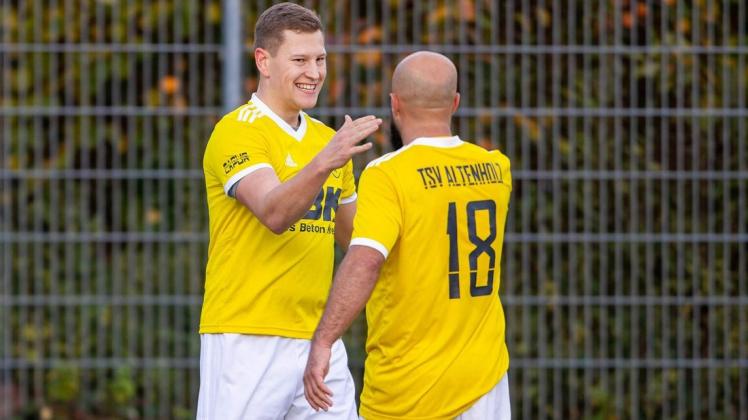 Mattheo Tiesch (li.) erzielte im Heimspiel der Fußball-Verbandsliga Nord-Ost gegen Schleswig 06 einen Dreierpack für seinen TSV Altenholz II. Hier klatscht er nach seinem zwischenzeitlichen 2:0 mit Mehmet Kaya ab.