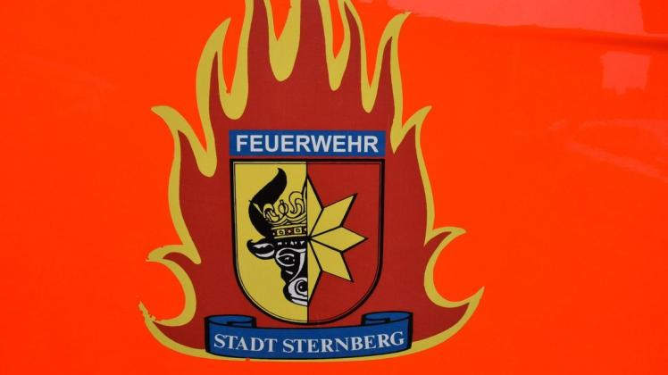 Symbolfoto: Mit drei Fahrzeugen war die Freiwillige  Feuerwehr Sternberg im Einsatz. Die Kobrower Wehr rückte mit zwei Fahrzeugen an.