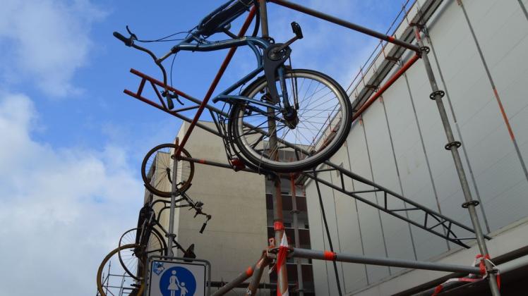 Kurios: An einem Baugerüst in der Strandstraße auf Sylt hängen zwei Fahrräder.